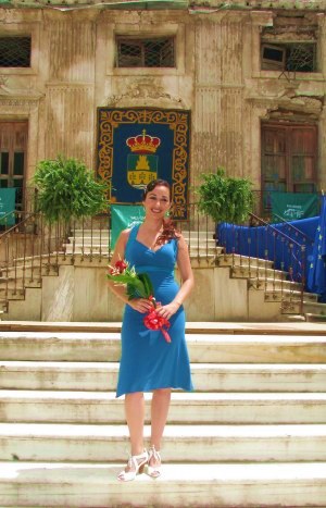 Anabel Veloso, posando en la escalinata del  patio del Palacio del Almanzora.