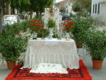 Altar en la calle Estación.