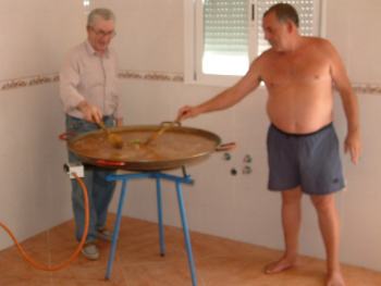 El Alcalde cocinando una paella.