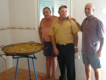 Don Pedro Llamas, Gaspar y Martinez posando ante la paella.