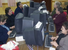 Personas mayores en una clase de Informática