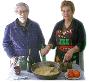 Elisa y Dolores Cazorla nos muestran una sartén de Migas.